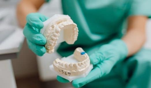 אילו בדיקות נדרשות לפני השתלת שיניים מורכבת בהרדמה כללית