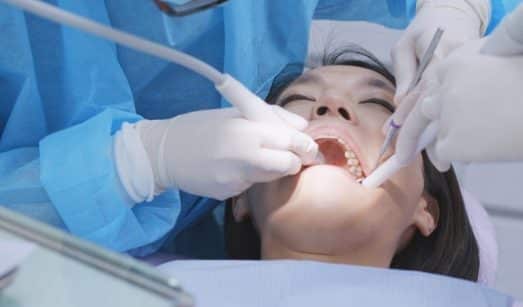 כמה זמן לאחר טיפול שורש ניתן להרכיב כתר קבוע? ומה הקשר להשתלת עצם בחניכיים?