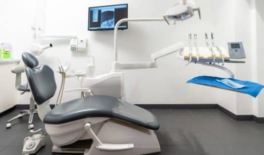 מהם היתרונות של ביצוע השתלת שיניים מורכבת ביום אחד תחת הרדמה מלאה