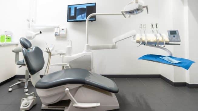 מהם היתרונות של ביצוע השתלת שיניים מורכבת ביום אחד תחת הרדמה מלאה