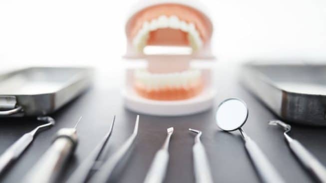 מה חשוב לבדוק לפני שניגשים להשתלת שיניים בהרדמה כללית