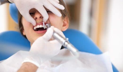 מתי נדרש לבצע השתלת עצם לפני השתלת שיניים