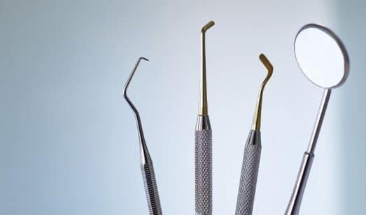 אילו סוגי שתלים מתאימים למחוסרי עצם – והאם זה דורש ניתוחים נלווים