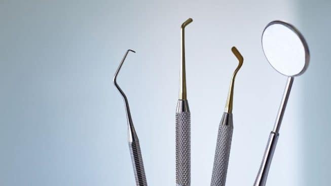 אילו סוגי שתלים מתאימים למחוסרי עצם – והאם זה דורש ניתוחים נלווים